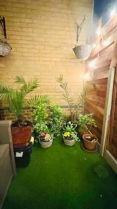 A Beautiful Stylish 2 Bedroom Apartment -City Of London 0*,
