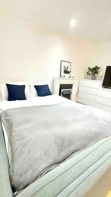 A Beautiful Stylish 2 Bedroom Apartment -City Of London United Kingdom